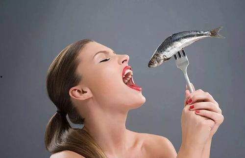 恶俗吃鱼吃瓜视频,网络恶搞背后的文化现象