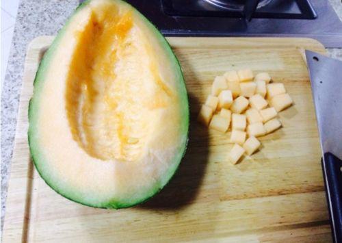 地主儿子吃哈密瓜视频,奢华生活引网友热议